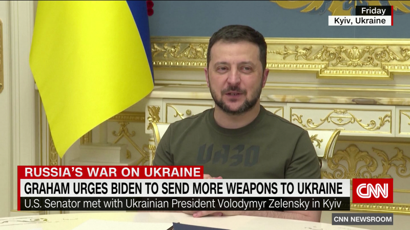 Influential U.S. Senator urges more support for Ukraine during Kyiv visit | CNN