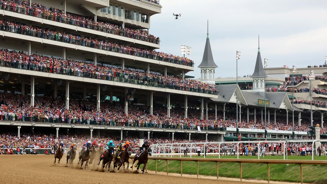 LOUISVILLE, KENTUCKY - MAY 06: The field heads into the first turn during the 149th running of the Kentucky Derby at Churchill Downs on May 06, 2023 in Louisville, Kentucky. (Photo by Michael Reaves/Getty Images)