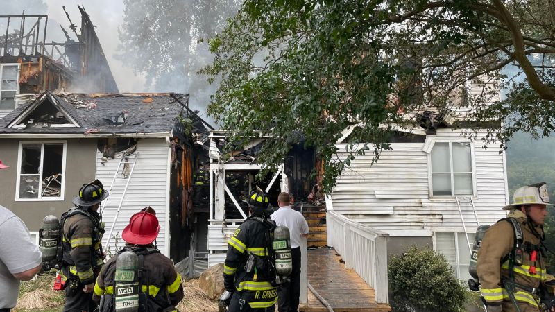 Firefighter dies in South Carolina apartment blaze | CNN