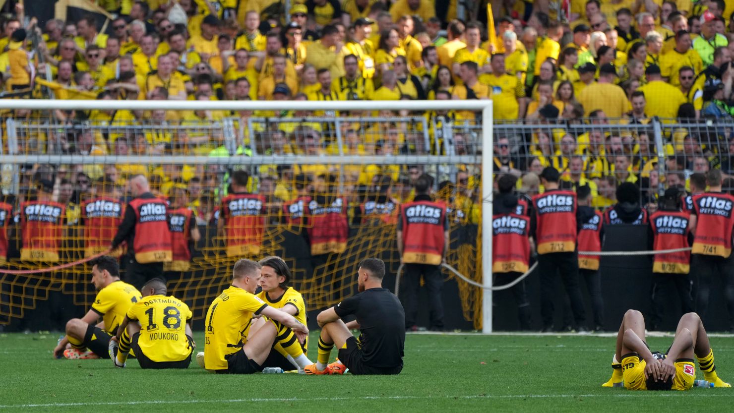 Dortmund's players react after drawing against Mainz.