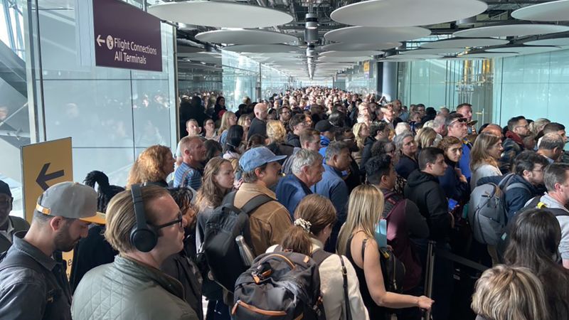 Chaos dans les aéroports britanniques alors que le système frontalier national échoue