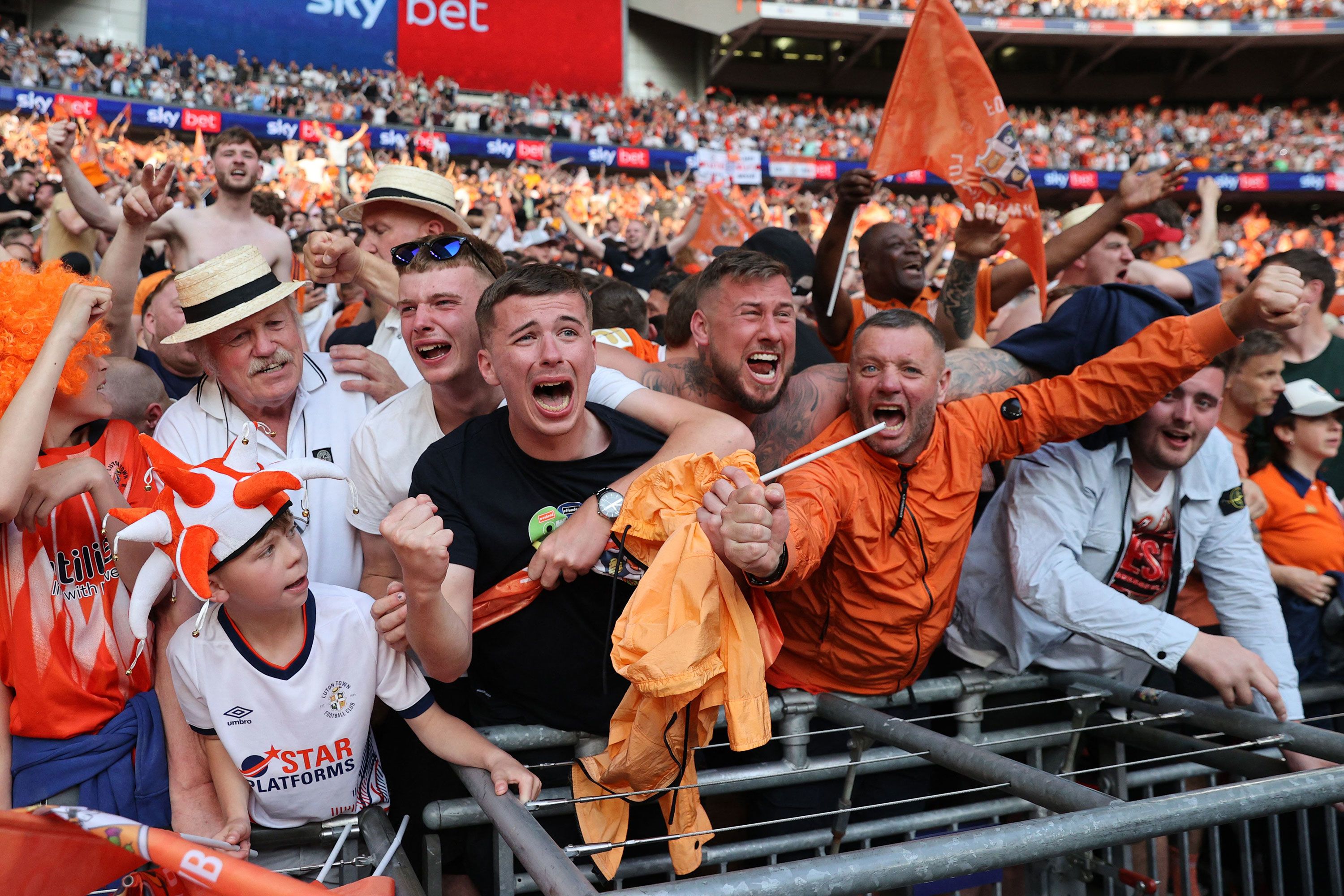 Play-off final: Luton Town completes remarkable rise to the Premier League  with victory over Coventry City | CNN