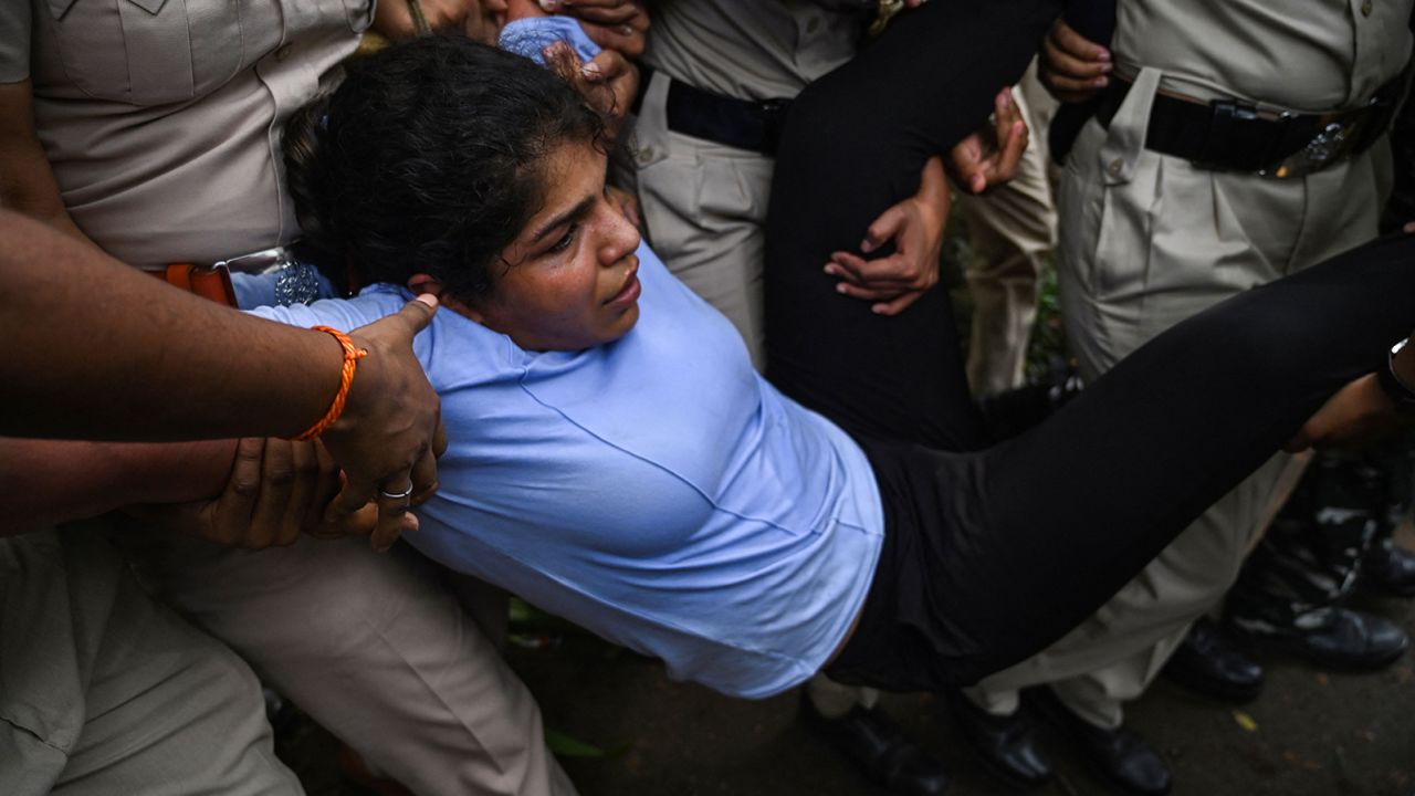 Indian wrestler Sakshi Malik is detained by the police while attempting to march to India's new parliament in New Delhi on May 28, 2023. 
