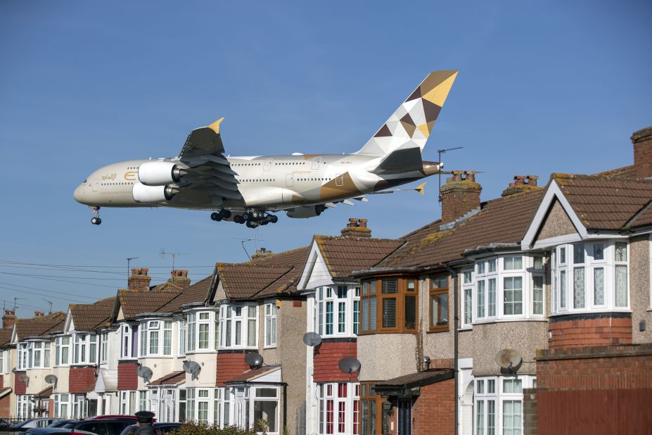 <strong>3. Etihad Airways:</strong> Abu Dhabi's Etihad Airways is number 3 on AirlineRatings.com's 2023 list.