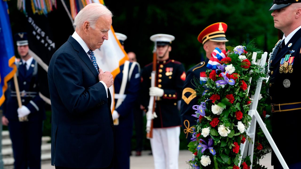 Le président Joe Biden fait une pause après avoir déposé une gerbe sur la tombe du soldat inconnu au cimetière national d'Arlington à Arlington, en Virginie, le Memorial Day, le lundi 29 mai 2023. (AP Photo/Susan Walsh)