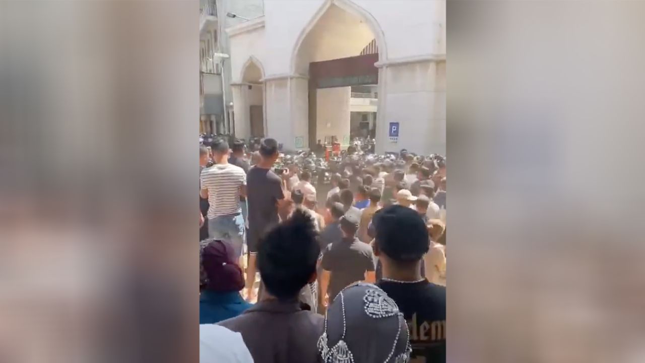 Residents belonging to China's Hui ethnic minority faced off with authorities on Saturday in an attempt to defend their mosque, according to online videos and a witness who spoke with CNN.