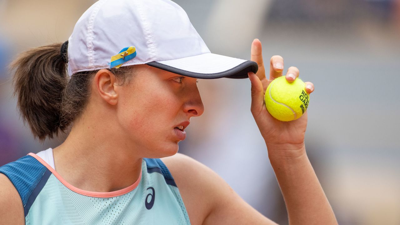 Świątek wears a ribbon in support of Ukraine at last year's French Open. 