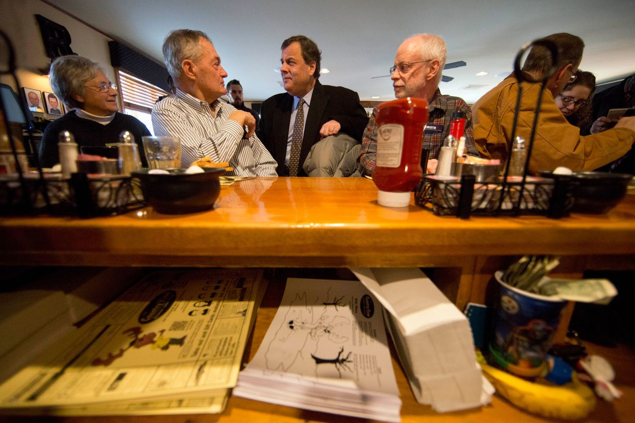 Christie meets with diners during a campaign stop in Greenland, New Hampshire, in January 2016.