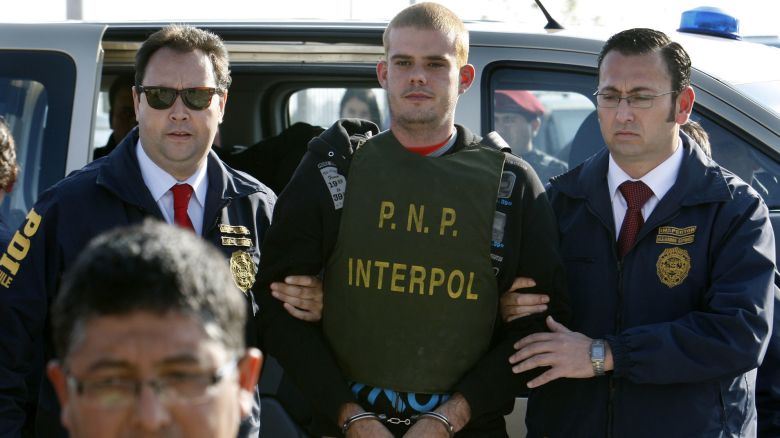 Chile's police officers escort Dutch citizen Joran Van der Sloot , center, to "La Concordia" Peruvian police station, near the border with Chile in Tacna, Peru, Friday, June 4, 2010. Chilean police have turned over van der Sloot,  murder suspect in Sunday's killing of 21-year-old Stephany Flores,  to Peruvian authorities at the countries' border. Van der Sloot was previously arrested in the 2005 disappearance of U.S. teen Natalee Holloway, but later released by Dutch authorities. (AP Photo/Karel Navarro)
