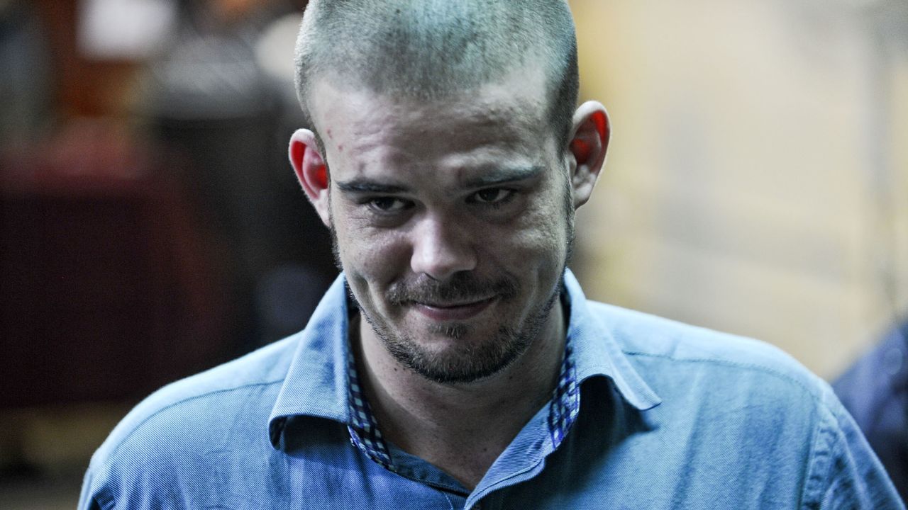 Dutch national Joran Van der Sloot arrives for a hearing at the Lurigancho prison in Lima on January 11, 2011. The trial for Van der Sloot, accused of killing a young Peruvian woman in 2010 and who also is a suspect in the disappearance years earlier of an American woman in the Caribbean, continues in Lima.   AFP PHOTO/ERNESTO BENAVIDES (Photo credit should read ERNESTO BENAVIDES/AFP via Getty Images)