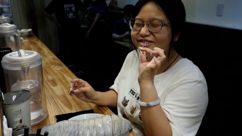 Video: See adventurous eaters in Taipei try this 14-legged isopod dish | CNN