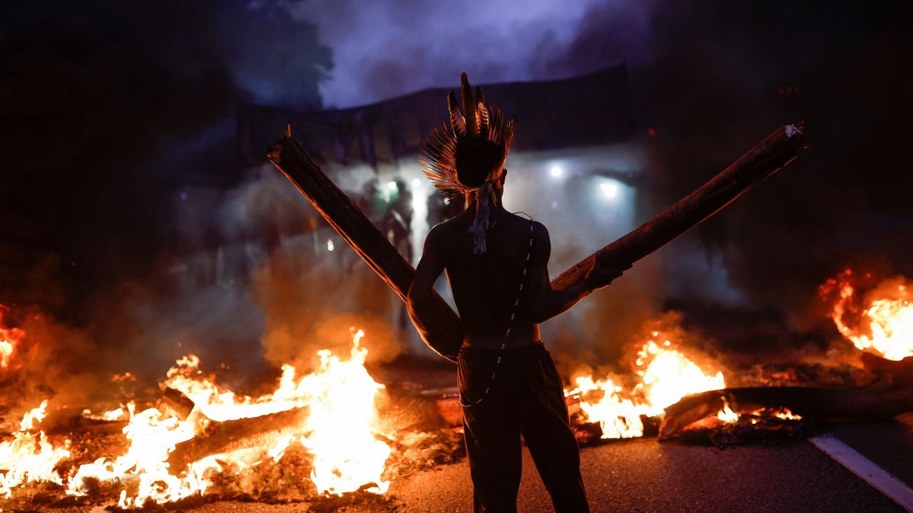 A member of Guarani Mbya Indigenous people protests against the so-called legal thesis of "Marco Temporal" (Temporal Milestone) as they close the Bandeirantes highway in Sao Paulo, Brazil May 30, 2023. REUTERS/Amanda Perobelli