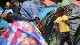Мигранти от Хаити гледат извън палатката си в парка Джордано Бруно, докато чакат картата за посетители по хуманитарни причини (TVRH), в Мексико Сити, Мексико, 19 май 2023 г. REUTERS/Хенри Ромеро
