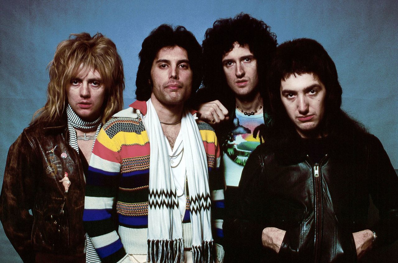 UNITED STATES - circa 1977: NASSAU COLISEUM Photo of QUEEN and Roger TAYLOR and Freddie MERCURY and Brian MAY and John DEACON, Posed studio group portrait L-R Roger Taylor, Freddie Mercury, Brian May and John Deacon (Photo by Richard E. Aaron/Redferns)
