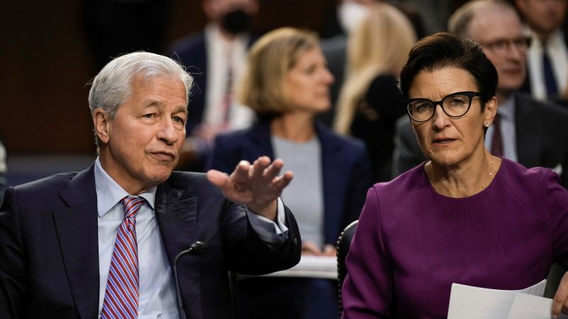 NextImg:The uber-wealthy are doing just fine and Wall Street is cashing in | CNN Business