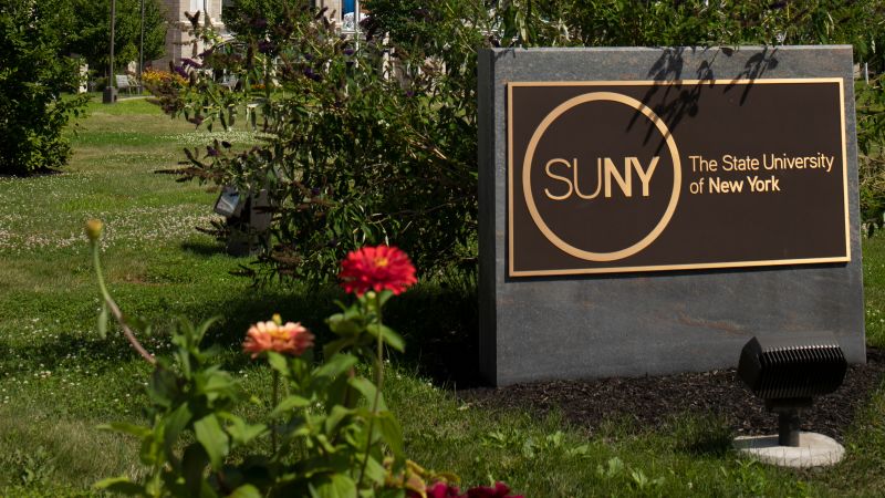 NextImg:125,000 New York high school seniors will be automatically accepted to SUNY community colleges this fall, governor announces | CNN