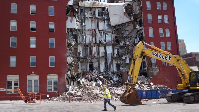 Iowa building collapse: Support brace seen bending as brick façade ...