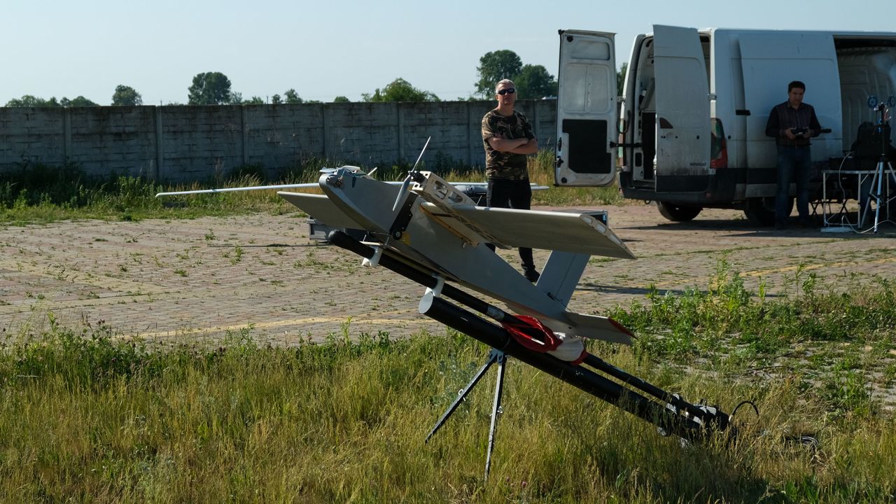 Valeriy Borovyk mientras su dron Vidsyich, uno de los varios que ha desarrollado, es catapultado hacia el cielo.