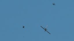 Производителите на дронове тренират да атакуват самолет с фиксирани крила по време на състезание за дронове, организирано от украинското правителство.
