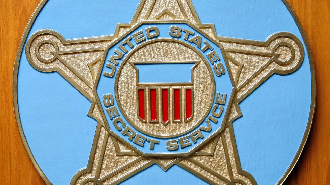 Logo of the Secret Service of the United States of America pictured at the embassy of the USA in Berlin, Germany, Friday, Aug. 10, 2007. (AP Photo/Michael Sohn)