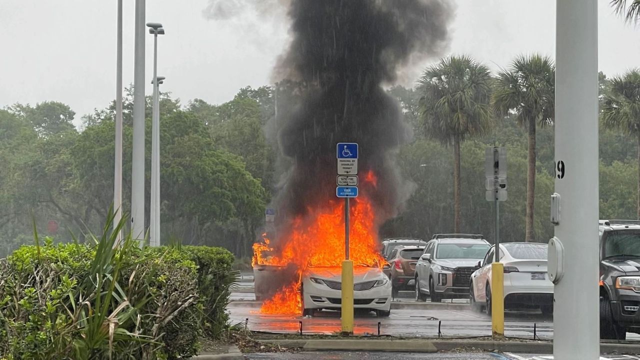 A woman's car caught fire with her children inside while she allegedly shoplifted inside a mall in Oviedo, Florida.