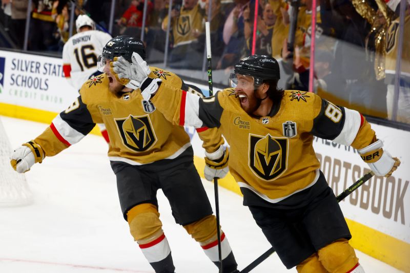 Vegas Golden Knights pull away late to defeat the Florida Panthers and win Game 1 of the Stanley Cup Final CNN