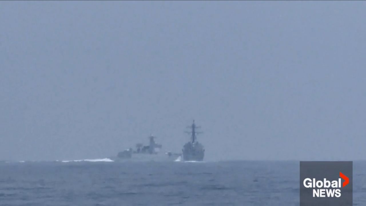 Ảnh chụp màn hình cuộc chạm trán giữa tàu Mỹ và tàu Trung Quốc, do Global News của Canada chụp lại.