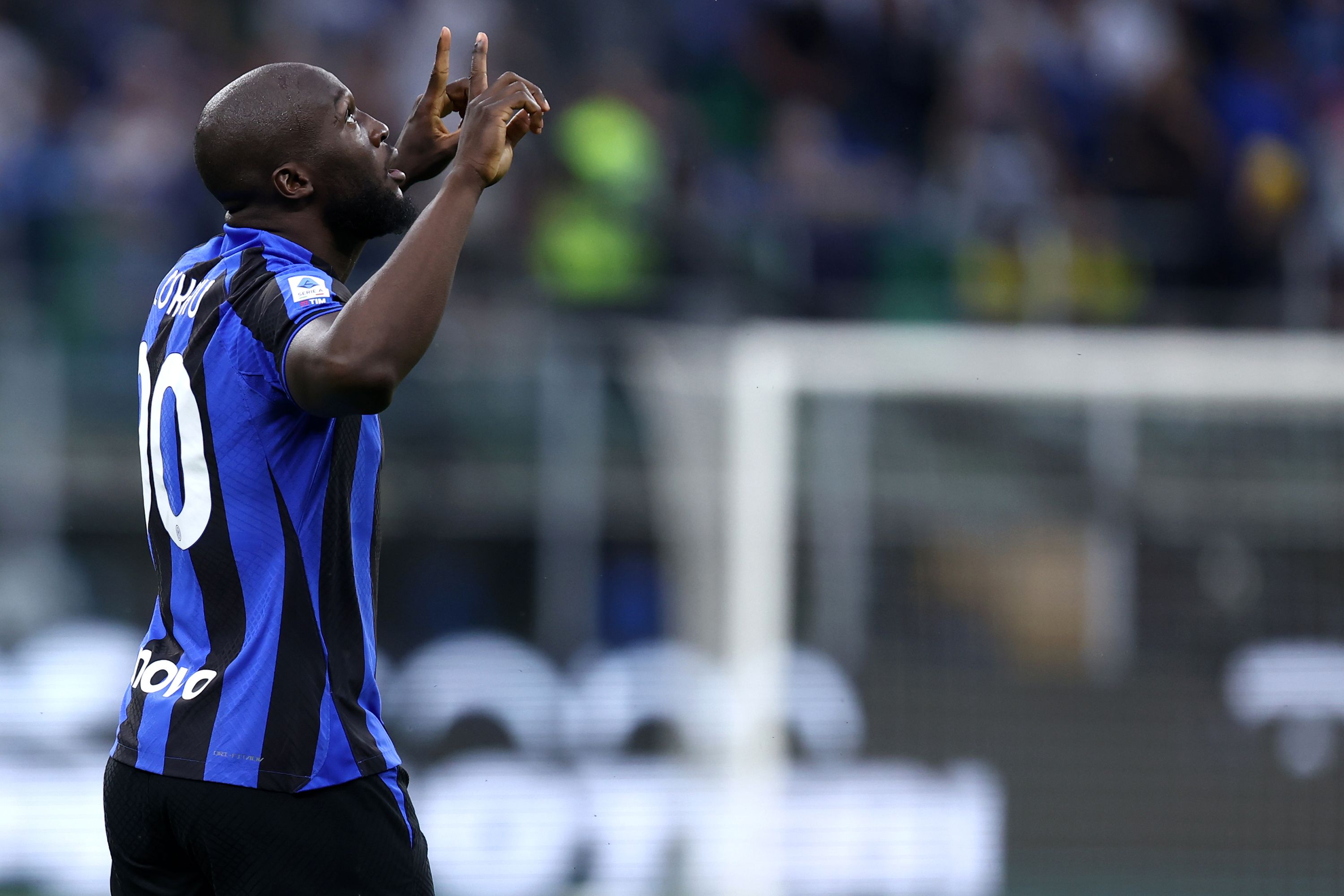 Inter Milan's Romelu Lukaku (centre) heads towards goal but is