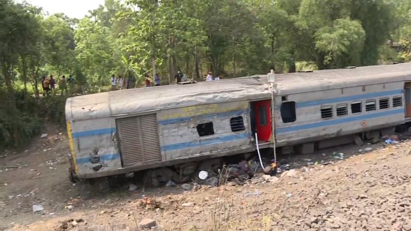 Video shows scene of deadly train crash in India  | CNN