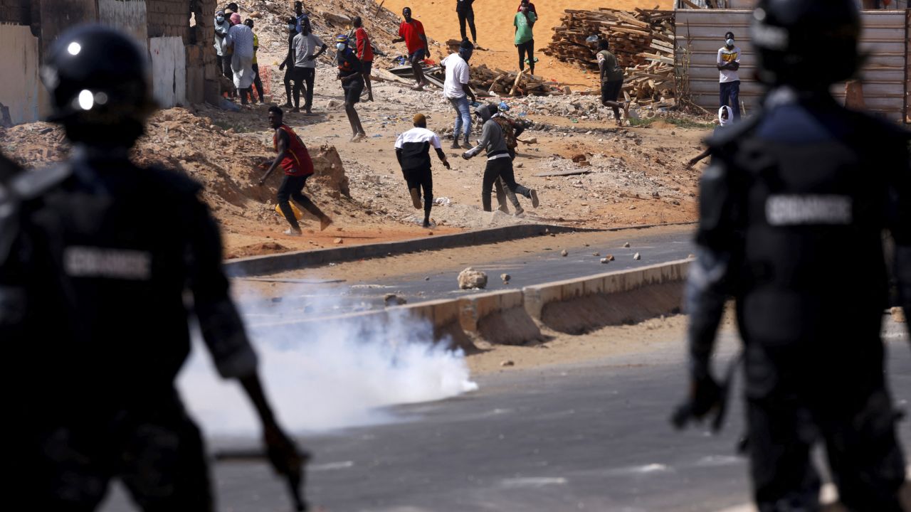 Supporters of Senegal opposition leader Ousmane Sonko clash with security forces after Sonko was sentenced to prison in Dakar, Senegal June 2, 2023. REUTERS/Zohra Bensemra