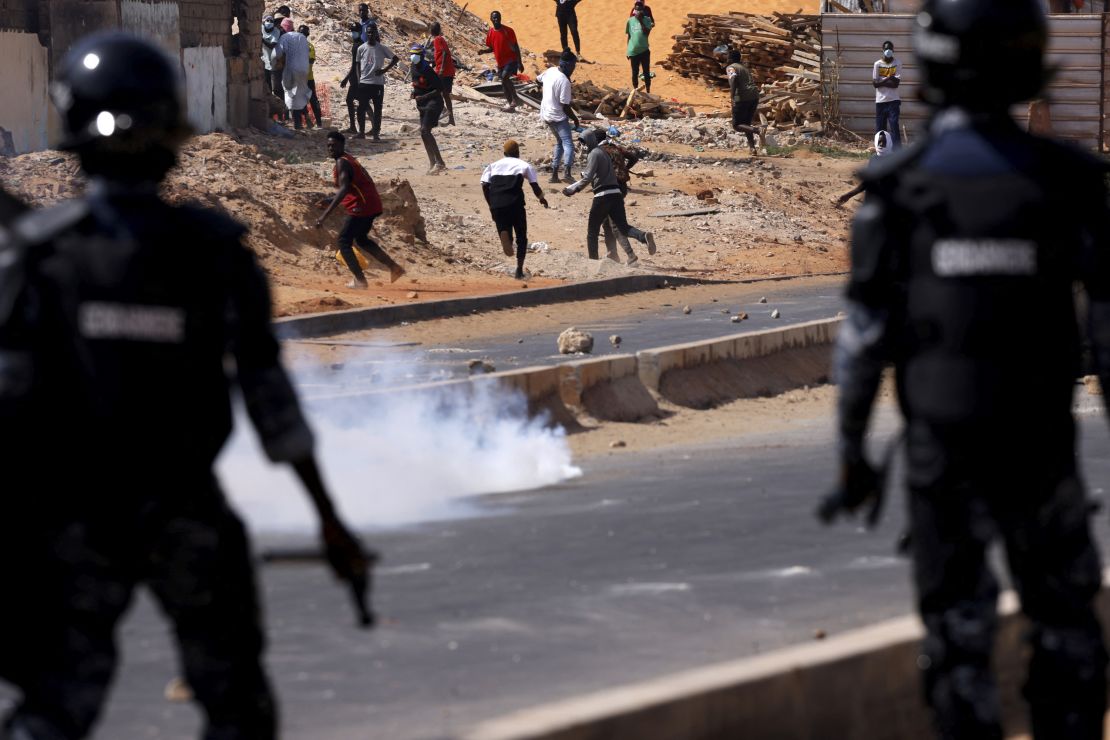 Supporters of Senegal opposition leader Ousmane Sonko clash with security forces after Sonko was sentenced to prison in Dakar, Senegal June 2, 2023. REUTERS/Zohra Bensemra