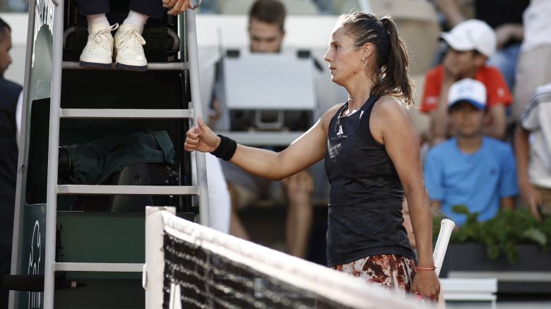 Tennis - French Open - Roland Garros, Paris, France - June 4, 2023
Russia's Daria Kasatkina gestures at the net after losing her fourth round match against Ukraine's Elina Svitolina REUTERS/Benoit Tessier