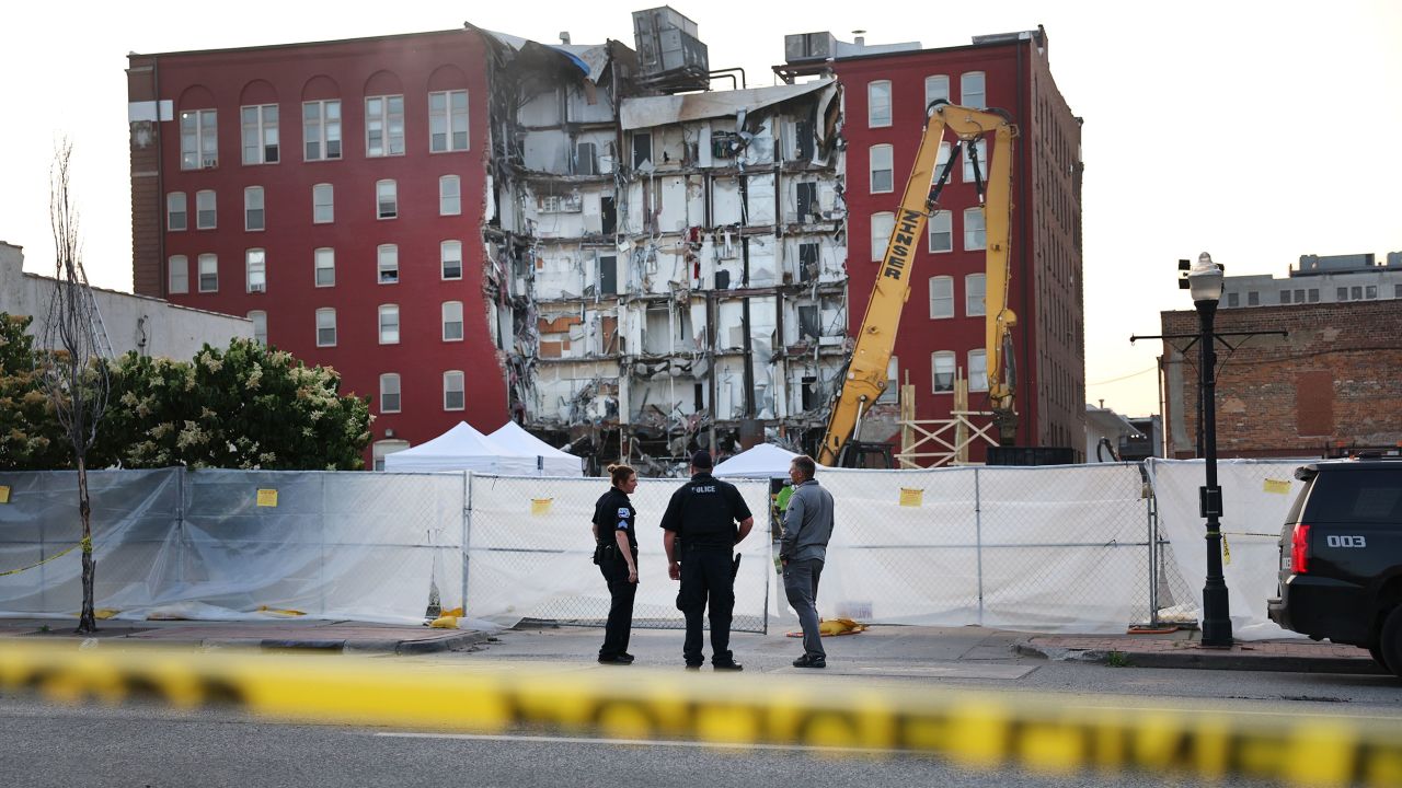 Los restos del edificio de apartamentos de seis pisos han estado al borde del colapso total, dijeron las autoridades.