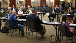  Училищният съвет на Виртуалната харта на щата Оклахома изслушва обществените коментари на среща през април. 