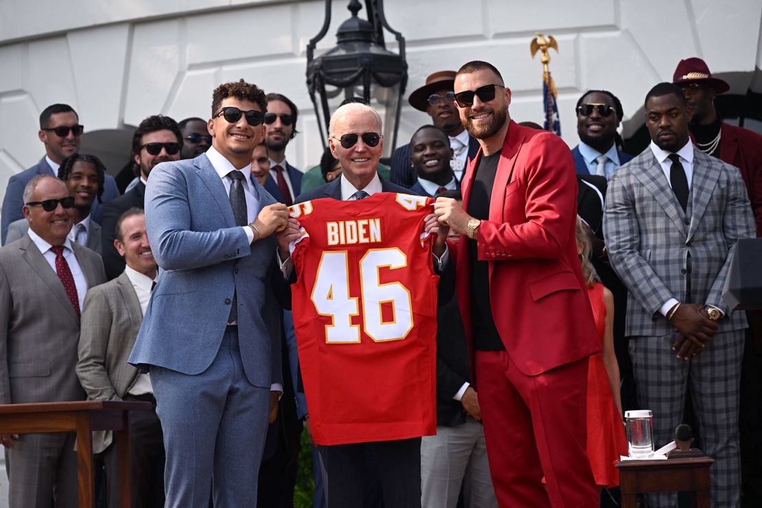 Mahomes and Kelce present President Biden with a Chiefs jersey.