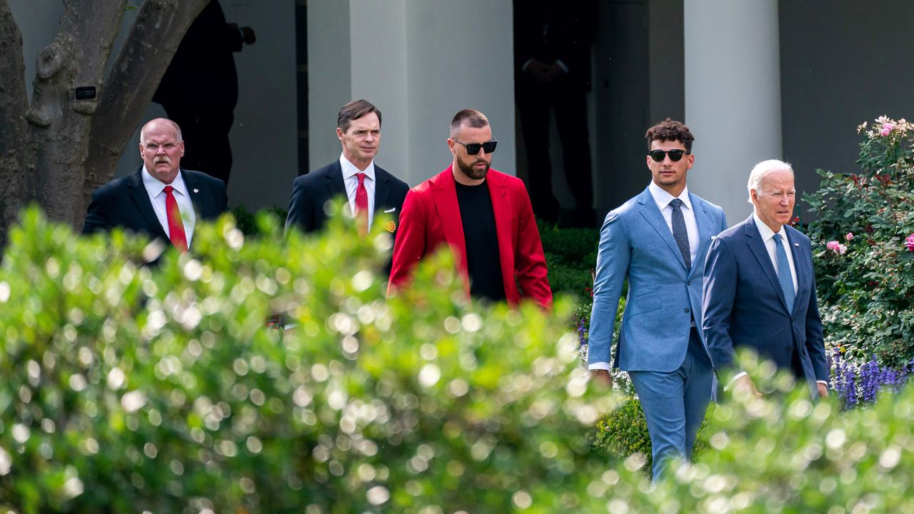 Chiefs' Patrick Mahomes stops Travis Kelce White House speech