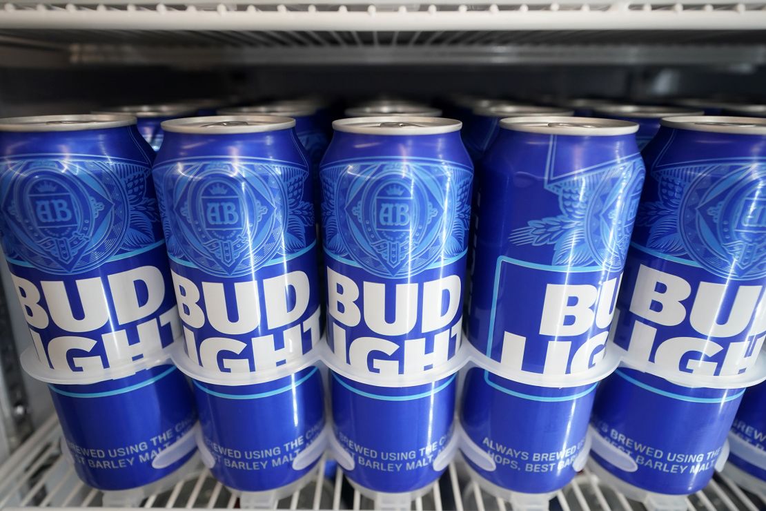 Latas de Bud Light en exhibición en un partido de béisbol entre los Atléticos de Oakland y los Rojos de Cincinnati en Oakland, California, el viernes 28 de abril de 2023. (Foto AP/Jeff Chiu)