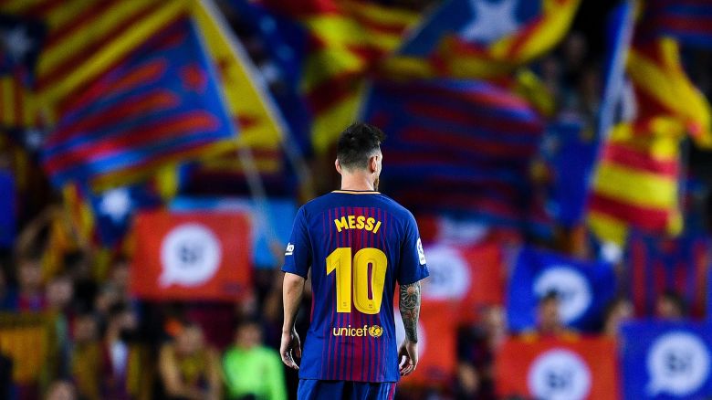 BARCELONA, SPAIN - SEPTEMBER 19:  Lionel Messi of FC Barcelona looks on as Catalan Pro-Independence flags are seen on the background during the La Liga match between Barcelona and SD Eibar at Camp Nou on September 19, 2017 in Barcelona, Spain.  (Photo by David Ramos/Getty Images)