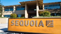  Табели с лого в централата на фирмата за инвестиции в рисков капитал Sequoia Capital, на Sand Hill Road в град Менло Парк в Силиконовата долина, Калифорния, 25 август 2016 г. (Снимка чрез Smith Collection/Gado/Getty Images).