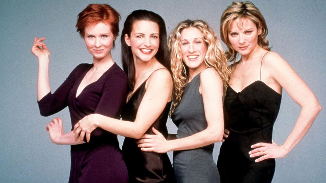 Актьорският състав на "Сексът и градът", сезон 2, отляво: Синтия Никсън, Кристин Дейвис, Сара Джесика Паркър и Ким Катрал през 1999 г.