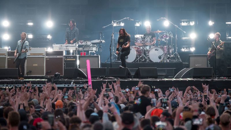 NextImg:Foo Fighters kick off first tour without late drummer Taylor Hawkins, thank followers for support | CNN