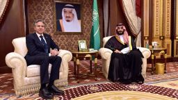  Престолонаследникът на Саудитска Арабия Мохамед бин Салман (вляво) се среща с държавния секретар на САЩ Антъни Блинкен в Джеда на 7 юни 2023 г. Държавният секретар на САЩ Антъни Блинкен пристигна в Саудитска Арабия във вторник на пътуване за укрепване на обтегнатите връзки с дългогодишния съюзник тъй като богатото на петрол кралство се приближава (Снимка от Amer HILABI / POOL / AFP) (Снимка от AMER HILABI/POOL/AFP чрез Getty Images)