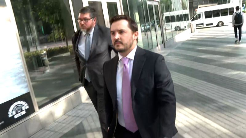 L’ancien assistant de Trump arrive au palais de justice de Miami pour comparaître devant le grand jury dans le cadre d’une enquête sur des documents classifiés