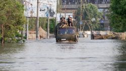Fred Pleitgen PKG Kherson flooding