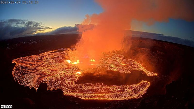 NextImg:Authorities raise alert level as Kilauea volcano erupts | CNN