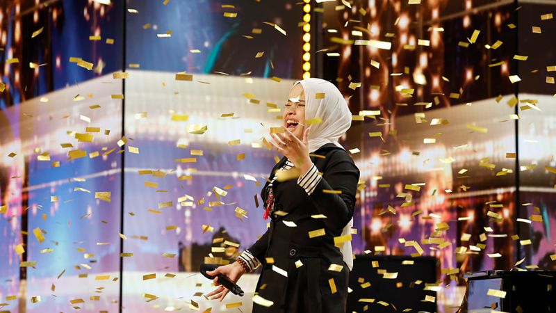 NextImg:Simon Cowell hits golden buzzer for blind singer on 'America's Got Talent' | CNN