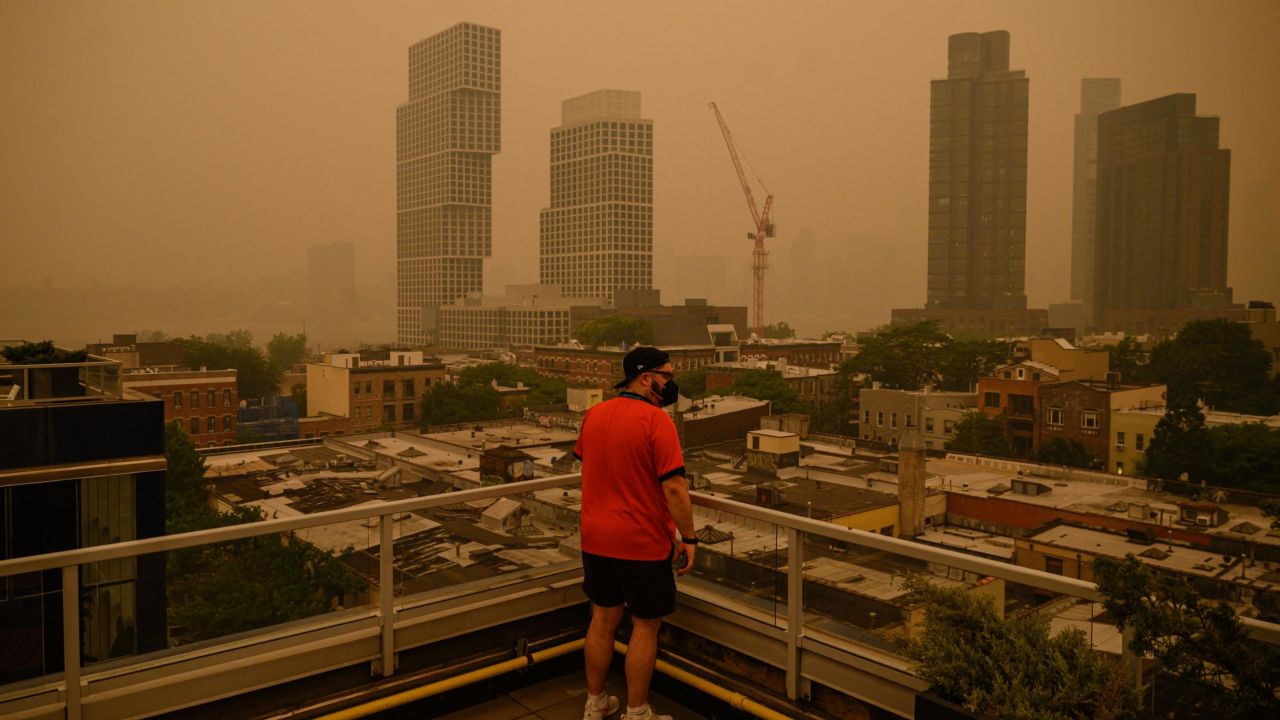 Heavy smog Wednesday covers the skylines of Brooklyn and Manhattan in New York City.