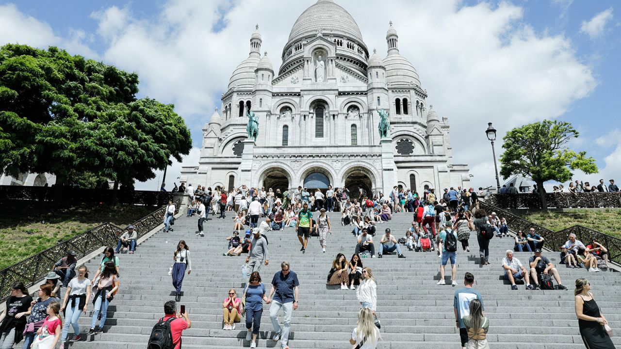 強製性信用：照片由 Michel Christophe/ABACA/Shutterstock (13049998a) 拍攝，幾組遊客在蒙馬特聖心堂前的插圖。 2022 年 6 月 10 日，法國巴黎，旅遊業重返巴黎，美國人和歐洲人占領了首都的旅遊區，並填滿了紀念碑、博物館和河船。 旅遊返回法國巴黎 - 2022 年 6 月 10 日