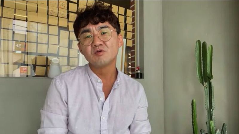 NextImg:'I wondered what I'd done wrong in life,' says man next to passenger who opened plane door on flight | CNN