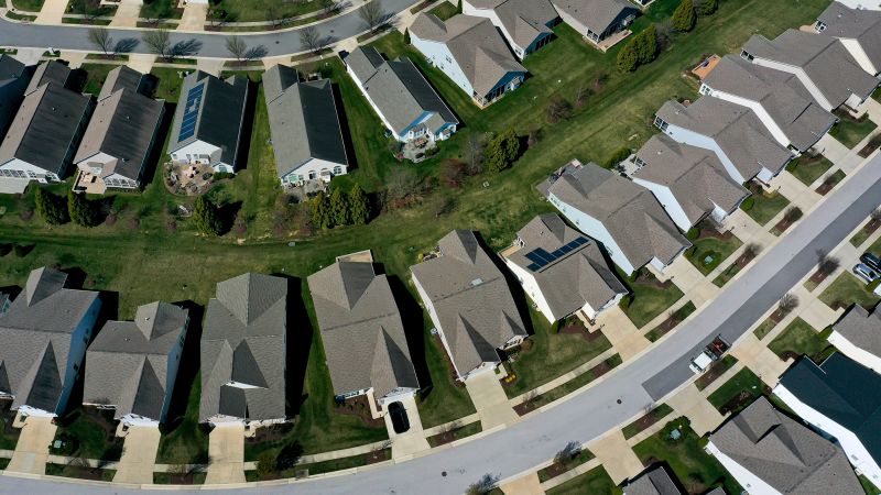 NextImg:Mortgage rates fall for the first time in three weeks | CNN Business